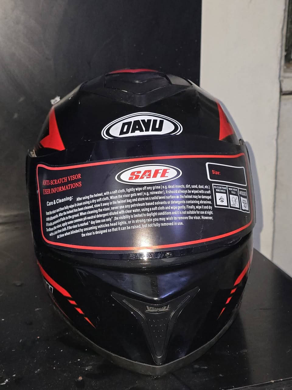 خوذة دراجة نارية من ماركة DAYU، مصممة لتغطية كاملة للوجه.
المادة: هيكل خارجي متين مقاوم للصدمات.
الواقي: واقي شمس مقاوم للخدش، مناسب للاستخدام خلال النهار فقط.
التصميم: تأتي باللون الأسود مع خطوط حمراء، وتتميز بنظام تهوية مدمج.
السلامة: مزودة ببطانة داخلية مريحة وناعمة لحماية الرأس.
القياس : XL
السعر : ٦٠ الف


**إذا كنت صاحب هذا الإعلان وتريد حذفه لأي سبب، رجاءا أرسل رسالة إلى الدعم الفني**