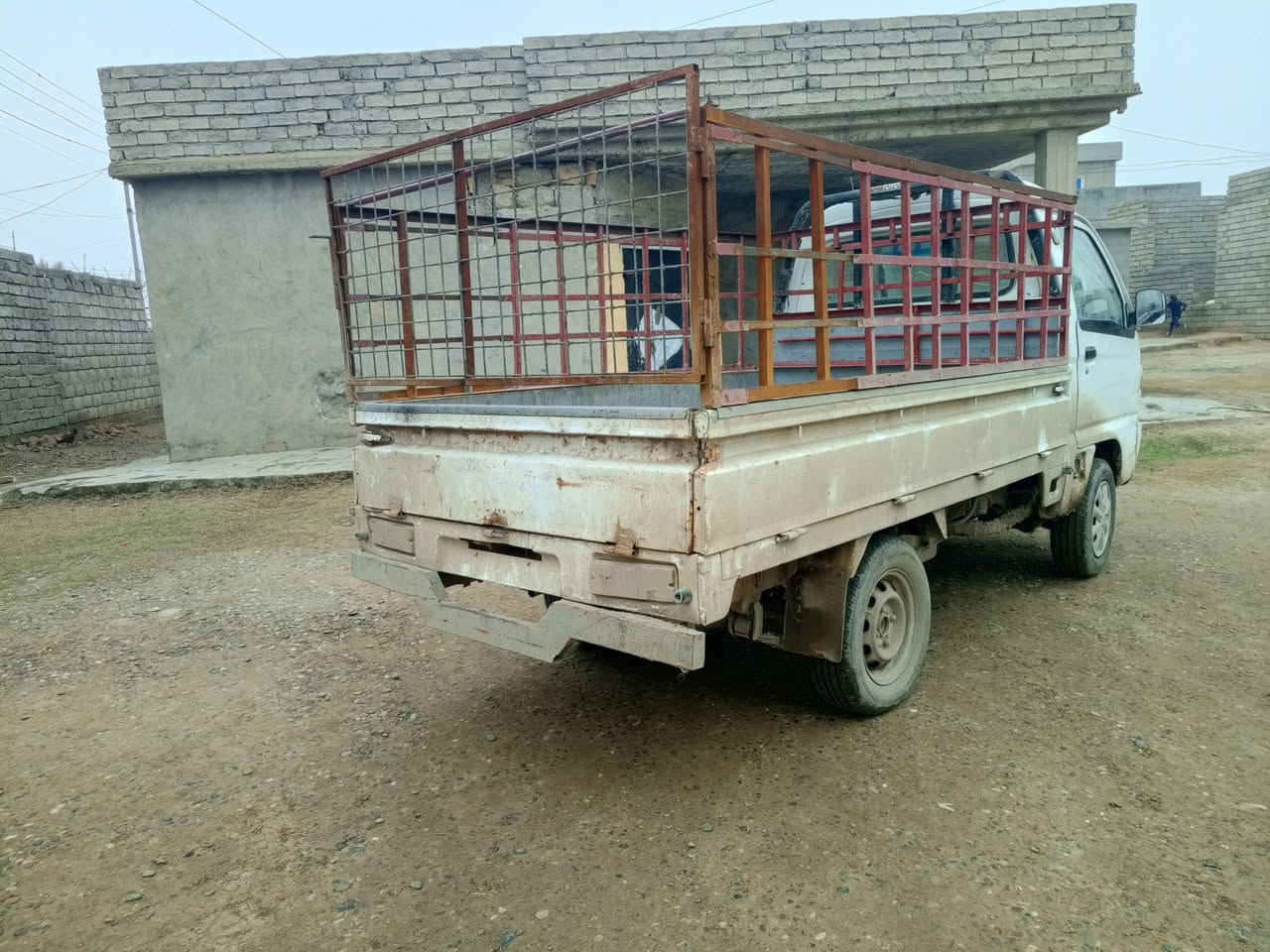 السلام عليكم 
فاو 2006نضيف محرك كير جدد
طخم تواير جديد صدر جديد 
سياره جاهزه ماتحتاج مصرف 
مكاني شرقاط قريه شكراً 
***********
