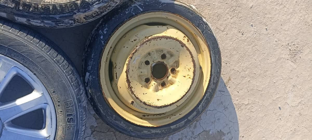 سلام عليكم 
من رخصت الادمن تايرات عدد 2 جنون وسبير نغل 1
وبك لايت جنون شغال 
ومرايات كهربائيه شغاله بيعهن كلهن سوا سعر (( 150الف ))قفل
عنوان البصره / القرنه
رقم/*********** متوفر واتساب
