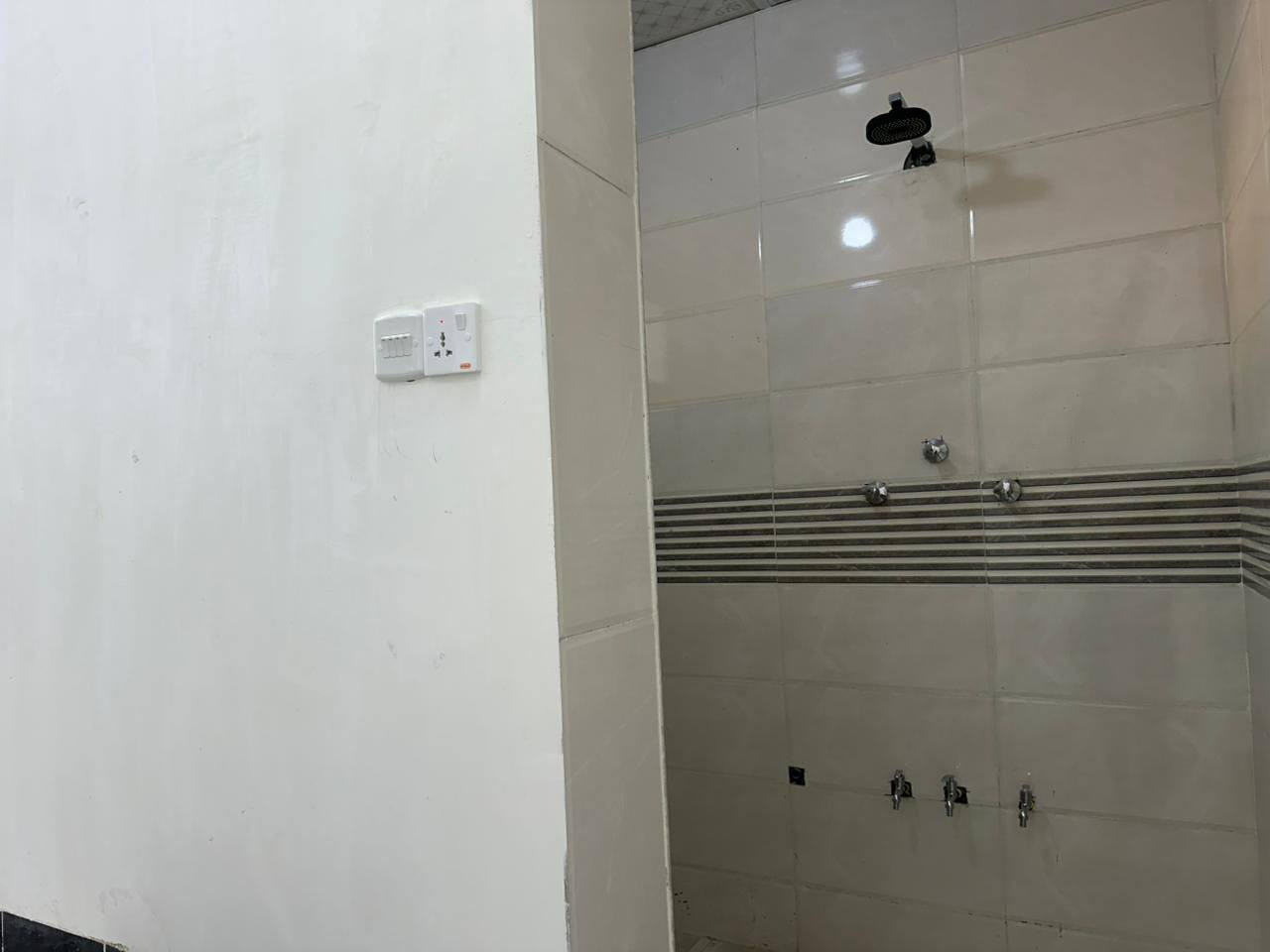 السلام عليكم.. يوجد بيت للبيع بناء حديث ممسكون بي طابقين الطابق الأول يحتوي ع مطبخ وستقبال وصاله وغرفه نوم ومنور وصحيات داخليه وخارجيه والطابق الثاني يحتوي ع غرفتين نوم وصحيات موقع البيت سلمان باك المدائن منطقه الحضاريه بلبدايه قرب العياده ابو انس البيت زراعي خدمات كامله شارع عرضه 10 متر للاستفسار الاتصال ع الرقم *********** متوفر واتساب أو مراسله الصفحه
