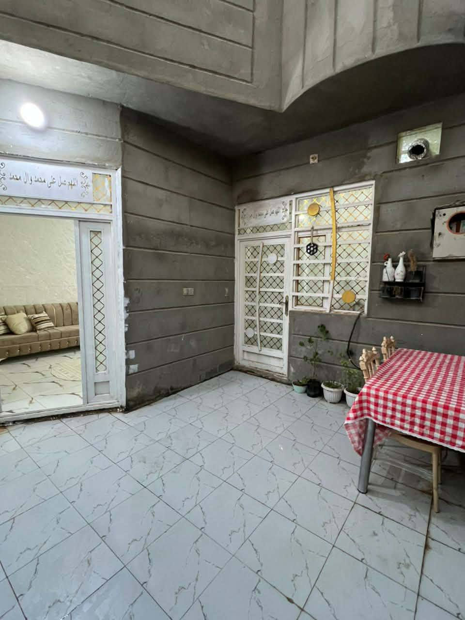 ١٠٠متر للبيع فرع ابو دهن فرع مرطبات الحر رياحي فرع جامعه اهل بيت وفرع جسر مال حر صغير بوبيات ٤افرع يطلع على شارع العام سند 25 غرفه صاله استقبال وحمام مطبخ داخلي وحمام توليت خارجي ومنور مخزن ينباع مع الاثاث ثلاجه مجمده غساله مطبخ غرفه تركي تخم قنفات سبالت عدد ٢ ***********مع الاثاث
