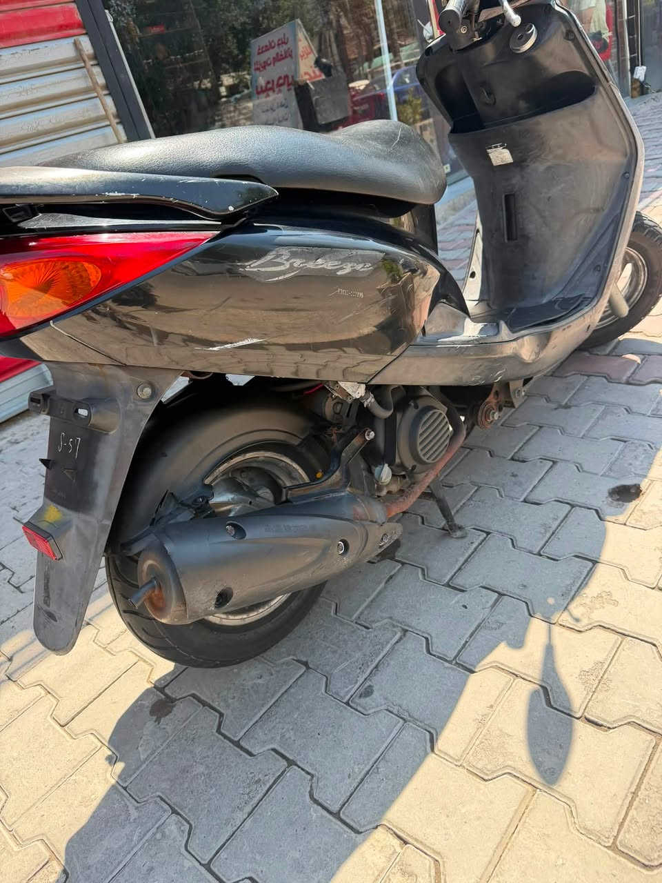 سلام عليكم للبيع دراجه بريز برغي مامفتوح بيها كفرات بلادي ختم من طول لطول سلف بلادي كابريتر بلادي كلشي بلادي كهربائيات شغاله تجي وشوف بعينك سعر ٨٠٠ وبيها مجال حك جيه العنوان اسكان المنصور شارع المخازن *********** تواصل
