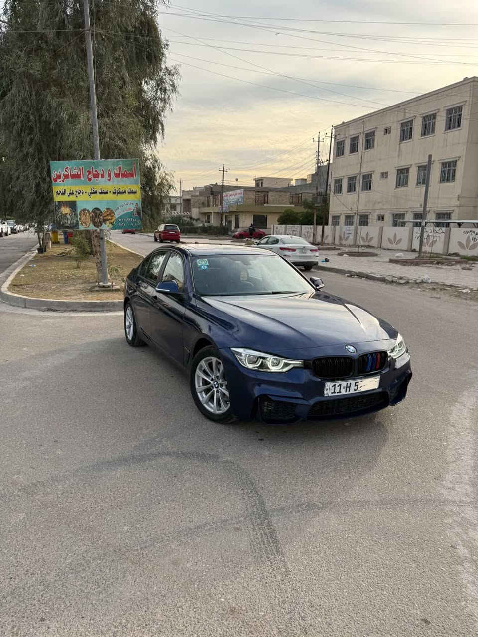 BMW 320i xdrive 2018  LCI
رقم بغداد
محرك 2000  تون بور تيربو
وارد امريكي ممشى ٦٢ الف ميل
السيارة فول مواصفات وجدا نظيفة  استخدام شخص واحد على ايدي صارلها ٦ سنوات

المواصفات 
-سلايد
-شاشة لمس وماوس كبير
-كامرة خلفية دوارة 180 درجة
-بصمة
-كشنات جلد +تخزين ذاكرة
-لايت دوار مع حركة الستيرن Adaptive LED
-انارة ترحيب باليدات
-انارة داخلية محيطية
-فول تحكم ستيرن
-اربع وضعيات قيادة
-كشنات تدفئة
-تدفئة ستيرن وباقي. المواصفات المعروفة

عليها صيانة كاملة مناقصها شي
تخم تاير جديد
كير محرك مكفولات 
السيارة صفر مسج  

حادث بسيط الباب خلف السايق ومبدل ومعمرها هنا ما ناقصها شي
ايرباك بردة فقط وراجع سستم شغالات البقية
محدثة دعامية امامية وشباكM3

للاستفسار 
*********** متواجد واتسب
مكان السيارة بغداد حي الاطباء

