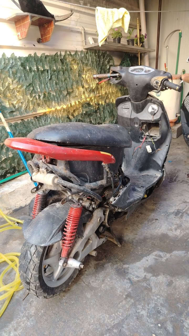 سلامم عليكم سكنز نثية للبيع دراجة ناقصهة باتري كفراتهة موجودة ابيع كوم حديد السعر 325 وبيهة مجال قليل حك الجية متوازي علا بيعتهة عنوان بغداد الدورة حي الصحة ***********
