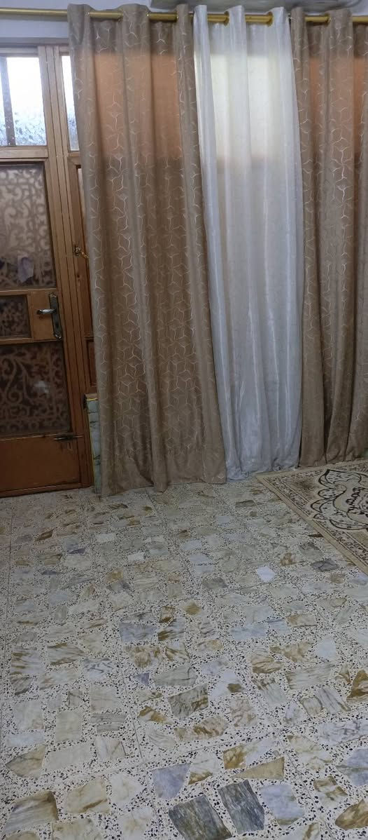 دار للبيع في حي طارق الوسط (طابو صرف) مساحة الدار 100متر مربعه طابوصرف البيت طابقين
الطابق الاول:يحتوي على غرفه نوم +استقبال+صاله+صيحات داخليه وخارجيه

الطابق الثاني:يحتوي على ثلاث غرف نوم وصيحات

للاستفسار الاتصال على الرقم ***********

ا
