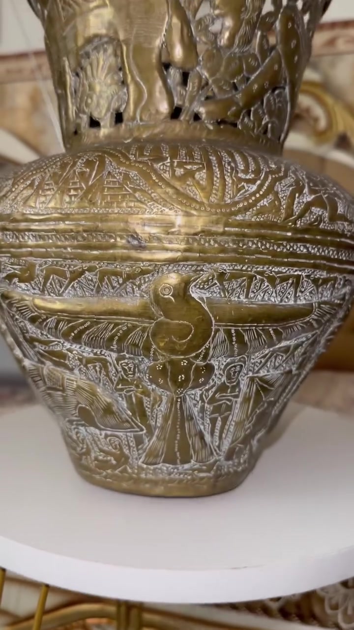 فاس 🏺
نحاس قديم جدا شغل يدوي بتفاصيل كثيرة الارتفاع 30 س 
السعر 150 الف موجود في بغداد


**إذا كنت صاحب هذا الإعلان وتريد حذفه لأي سبب، رجاءا أرسل رسالة إلى الدعم الفني**
