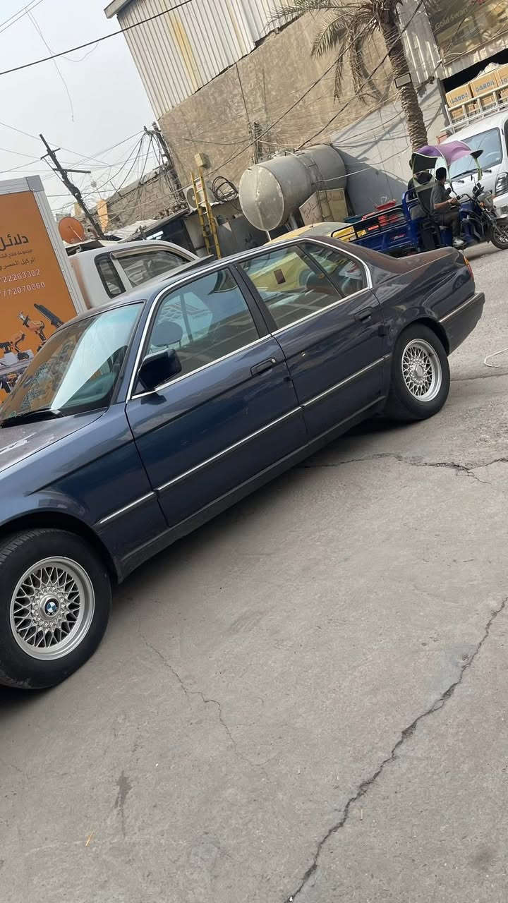 السلام عليكم بي ام 735 موديل 91 السياره مكفوله من ظربه وصبغ وخياس  فقط بيه جراد بنيد وجنطه جاهزه للأخير بردات بلاديه بيبان خلفيه وجامه خلفيه كير محرك تبريد صدر كهربائيات ماملعوب بيه ولا بيه جطل جاهزه داخله جديد نضافته 95/100 السياره على أيد وحده 11 سنه مامتعوبه خمسه ويل كب خليه عده مالته بلاديه رقم بغداد الجديد سنويه 2030 باسمي هزه جديده تحويل ثاني يوم مكاني بغداد الغزاليه رقم تلفون *********** بيه واتساب السعر 60 وبيه مجال بسيط
