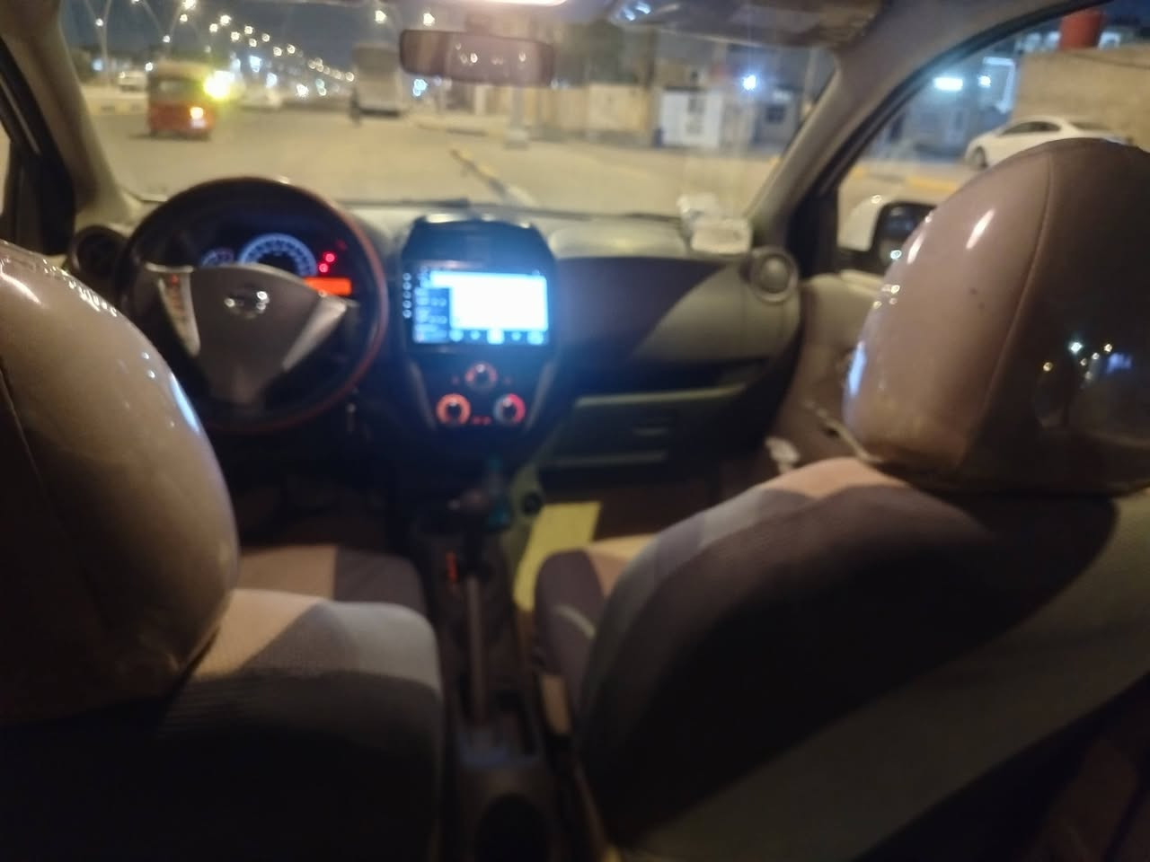 مرحبًا سني موديل ٢٤ هندي اصلي شباك جديد السعر ١٢٦ ماشيه ٤٠ الف وقابل للزيادة تخم تاير حداديه كلهه جديد بيهه شبر بارد يم اليت والباقي كفاله سياره جاهزه متوشم كاعيه كشنات وصندوك لايت زنون فول للخير مكان السياره بصره المركز رقم ***********
