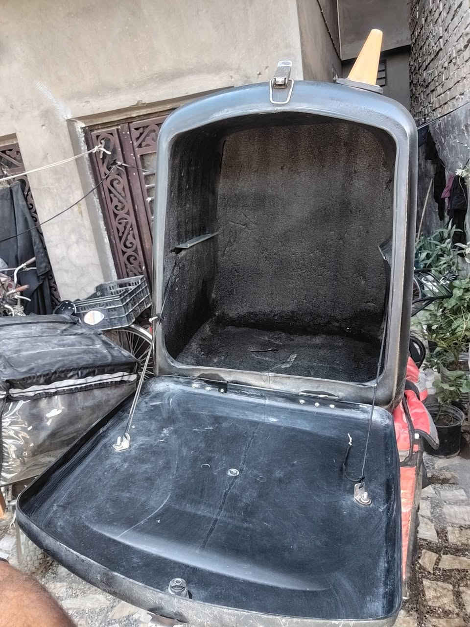 صندوك دليفري كبير للبيع العنوان الدوره ابو دشير ***********
