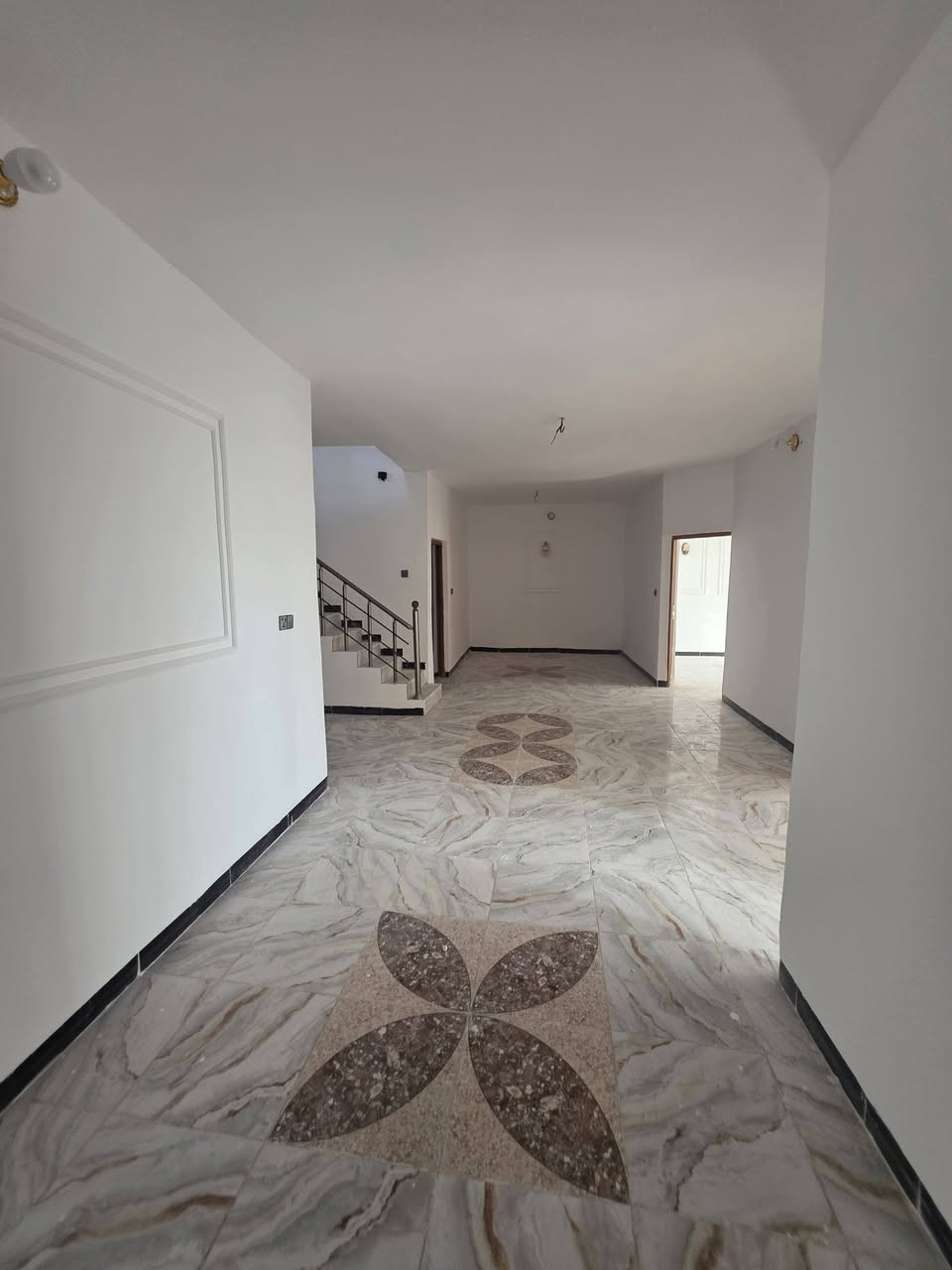 السلام دار 250 متر بالجبيرية الثالثة بالبداية من جهة اليرموك صاير حرف T على ساحة البيت مكون من 6 غرف  سقوف ثانوية  شغل درجة أولى 
***********
