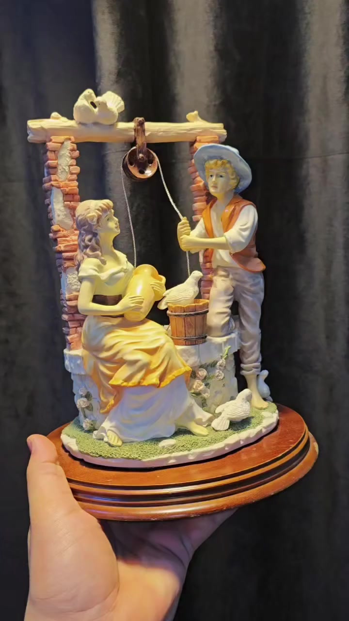 من روائع التحف ال (Leonardo Collection) هاي التحفة الي أمامكم تجسد مشهد الحب لفتاة وشاب جالسين عند بئر الماء ومن حولهم الطيور الجميلة وهم يحاولون اخذ من الماء من البئر قياس القطعه موضح بالصورة الوزن ما يقارب ٥ كيلوات قطعة عالمية وتعتبر من النوادر سنة الصنع 1992  السعر (٦٥ ) الف والتوصيل مجاني 🤍✅️


**إذا كنت صاحب هذا الإعلان وتريد حذفه لأي سبب، رجاءا أرسل رسالة إلى الدعم الفني**