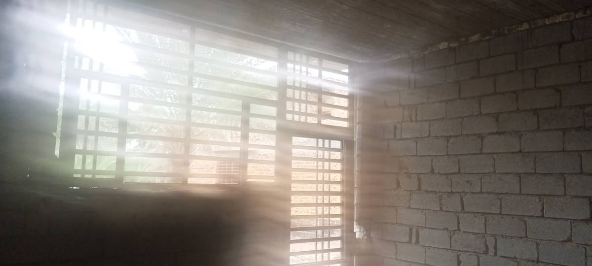 بيت للبيع عنانه شارع المنفذ بعد سيطره عنانه بمسافة زراعي ومشمول بتطويب ومنطقه كامله  ومي ساحبله ومولده بصفك وصارلي شهرين من صبيت السكف وخليت شبابيج وبيبان وباب بيت جايبله ومخزن حافر وره البيت عندك مساحه عرض 5وطول 12 يرهم نقد ويرهم قسط ومنختلف بسعر انشالله مساحة 250متر


**إذا كنت صاحب هذا الإعلان وتريد حذفه لأي سبب، رجاءا أرسل رسالة إلى الدعم الفني**