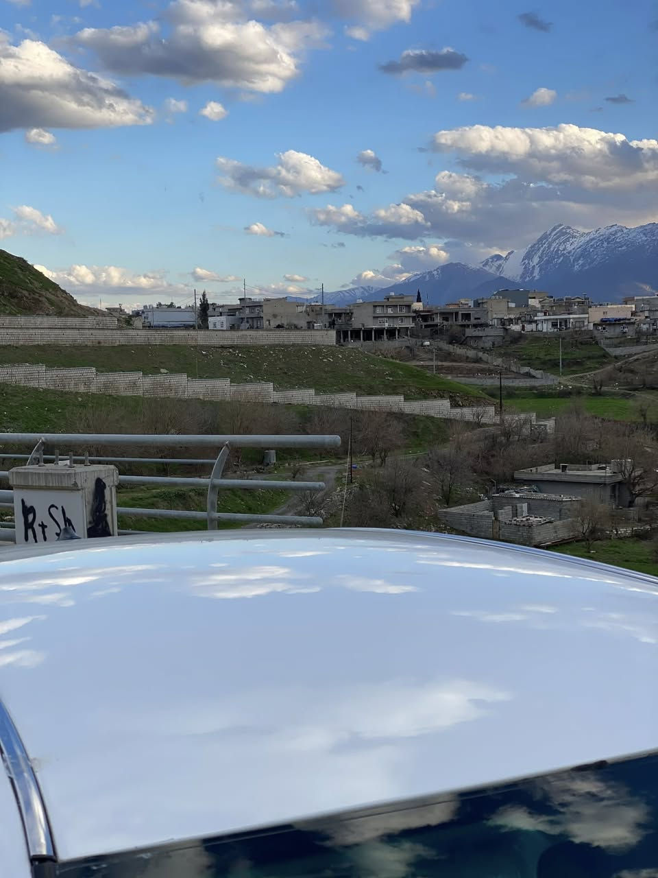 2007 ساج مەلەکی
بڕاوە بڕاوە
ساج مەلەکی 2007
3دوگمە پەردە
180 گەورە بە بچوک 
سەقف لاشە شوشە 
کامل مەسرف 250 مەسرفی نیە
53 گەڵا
***********
