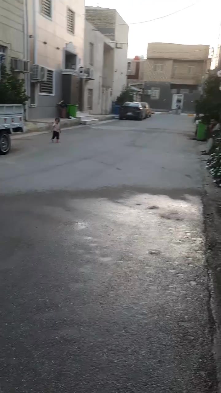 السلام عليكم بيت للبيع حي اور الثانيه خلف مؤسسه الشهداء المساحه  200.م على شارعين حرف T منطقه راقيه عرض الشارع 10 والمقابلة 10 لاستفسار الا تصال بل رقم ***********

