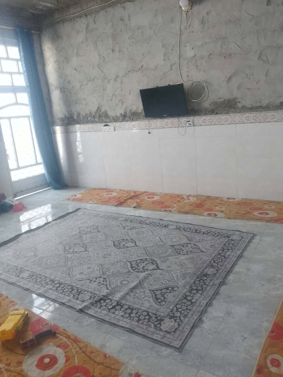 بيت لبيع سنڌ المساحه الكليه 160 مبني بيها مشتمل صغير استقبال وغرفه وصاله من ضمن الصاله المطبخ  عنوانه حله حي الجزائر قرب شركه الفيض الدوائي العلمي السعر ٦٠ رقم الهاتف *********** رقم ***********
