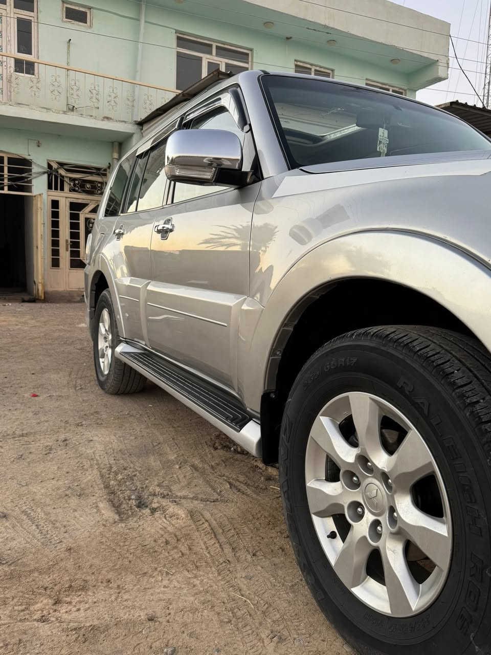 باجيرو 2018 – وارد خليجي GLS– مكينة3500 (المرغوبة) – نظيفة جداً
للبيع استعمال نظيف ومشي حقيقي.

✔️ المواصفات:

 • محرك 3500 القوي والمرغوب
 • تحكمات ستيرن
 • كشنات مخمل
 • حساسات خلفية
 • كاميرا خلفية
 • داخلية بيج
 • زينون عالي/واطي
 • LED نهاري
 • مرايا كهربائية + إشارة بالمرايا
 • ثلاثة قطع تبريد
 • 7 راكب
 • فورويل دبل كير
 • كروز كنترول
 • رقم بأسمي سنوية وهزه ورقم كله جديد
📍 الموقع: بعد مرور الحسينية/ مطعم ضفاف دجله الشارع العام 
السعر ١٨٨ $ وبيها مجال بسيط 
📞 للاستفسار ***********
