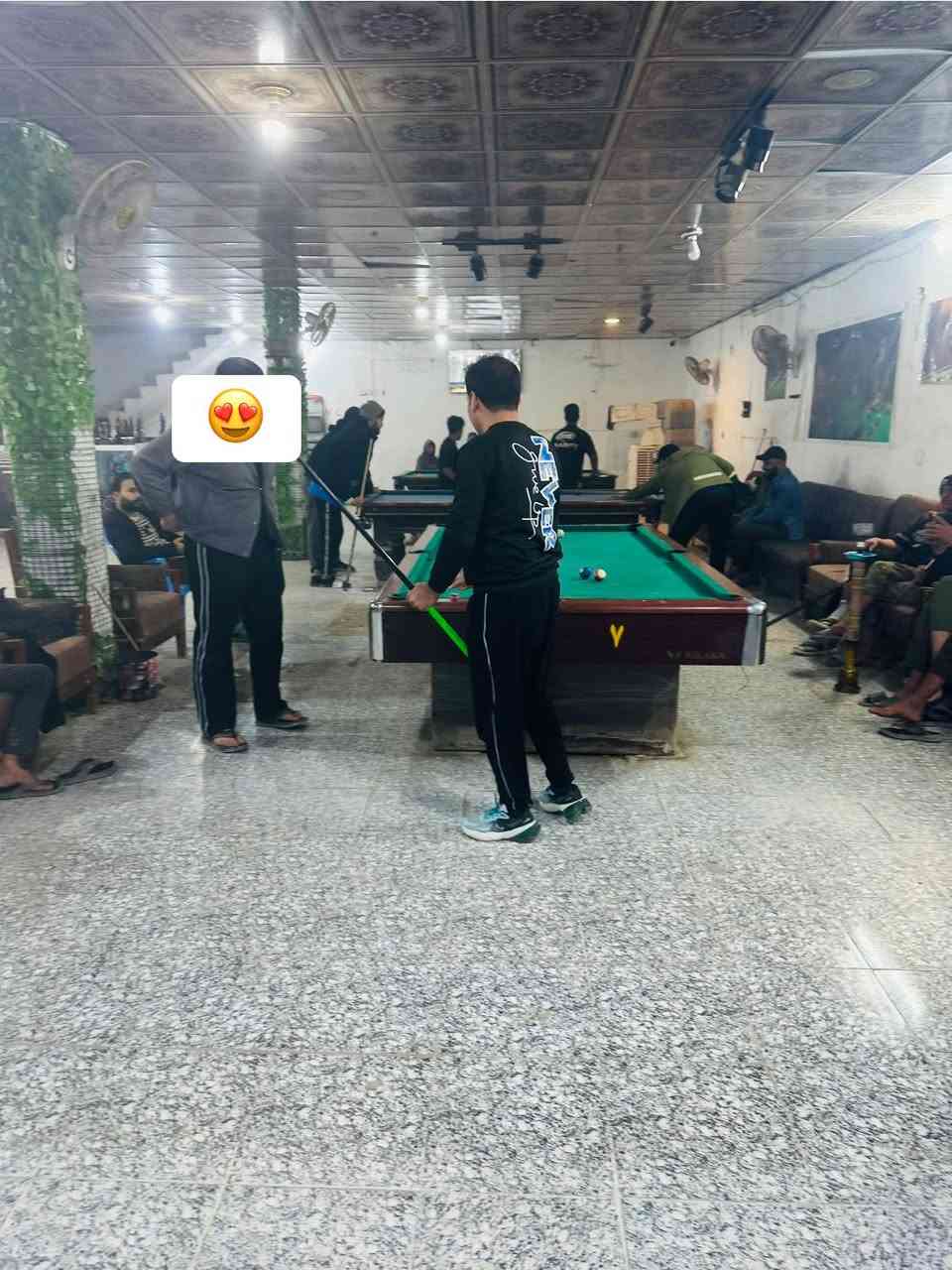 كوفي هيل وليل للبيع يحتوي على 
3 ميوزه بلياردو 
2 سبلت عمودي 3 طن 
شاشات 2 
منظومة كامرات 
مبردات 2 
نراكيل 36 خشب 
مجمده 
كراسي 50 
مع تخم قنفات 
موقع الشارع العام مقابل شارع ستين مجاور منفذ رعد رشك 
للتواصل ***********
