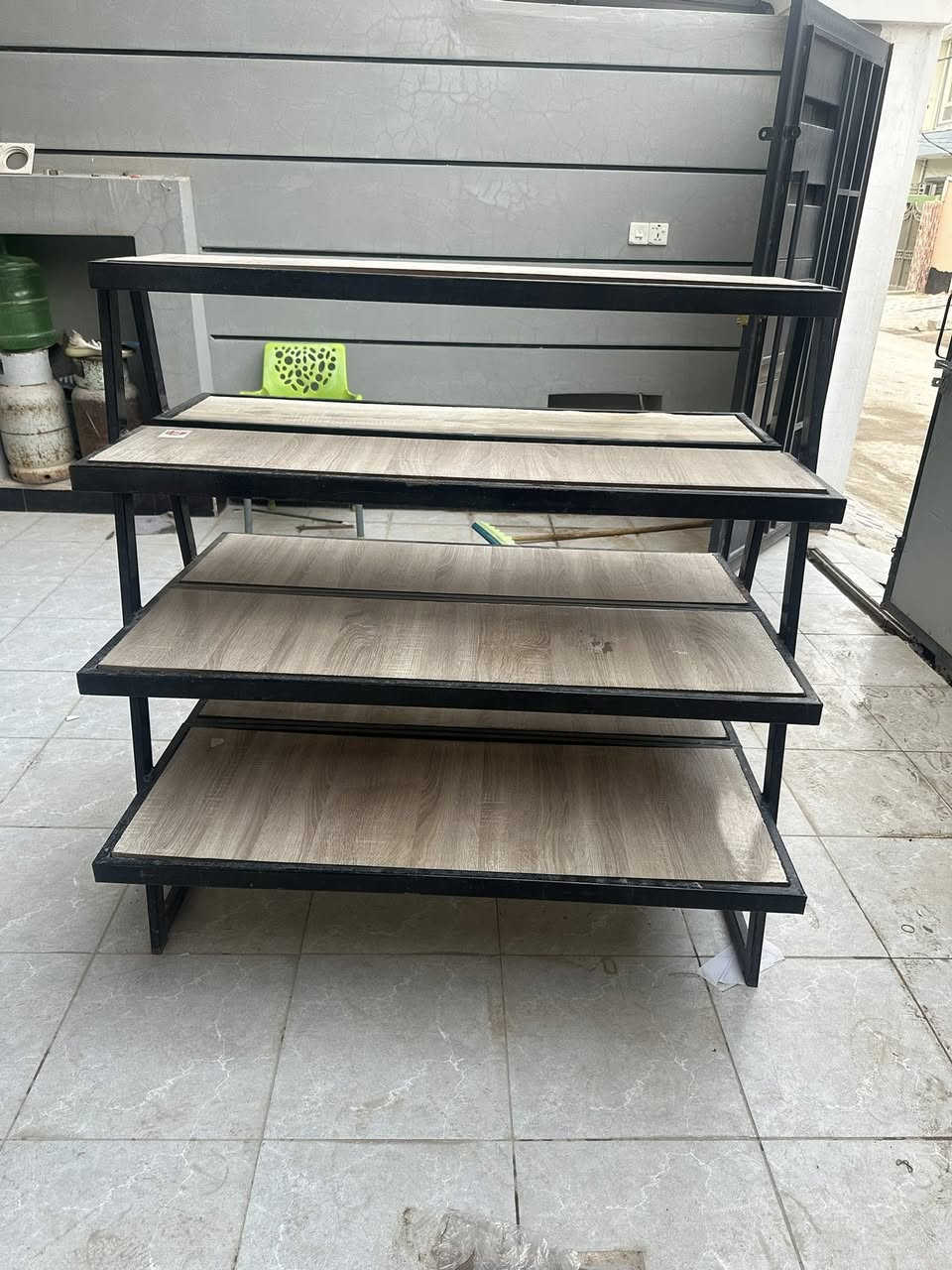 رف حديد ثقيل درجة اولى 4 طابق وخشب صاج للبيع ب70 الف مكانه دور الزراعة ***********
