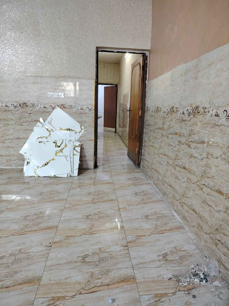 السلام عليكم
بيت للبيع المساحه ١٠٠متر طابق واحد بيت يحتوي#
(طرمة كبير وهول كبير وغرفة وملحقات حمام كبير خارجي)
عنوان البيت الدورة ابو دشير خلف مدؤسة الفيالق
*********** رجاء الشراي يدخل
