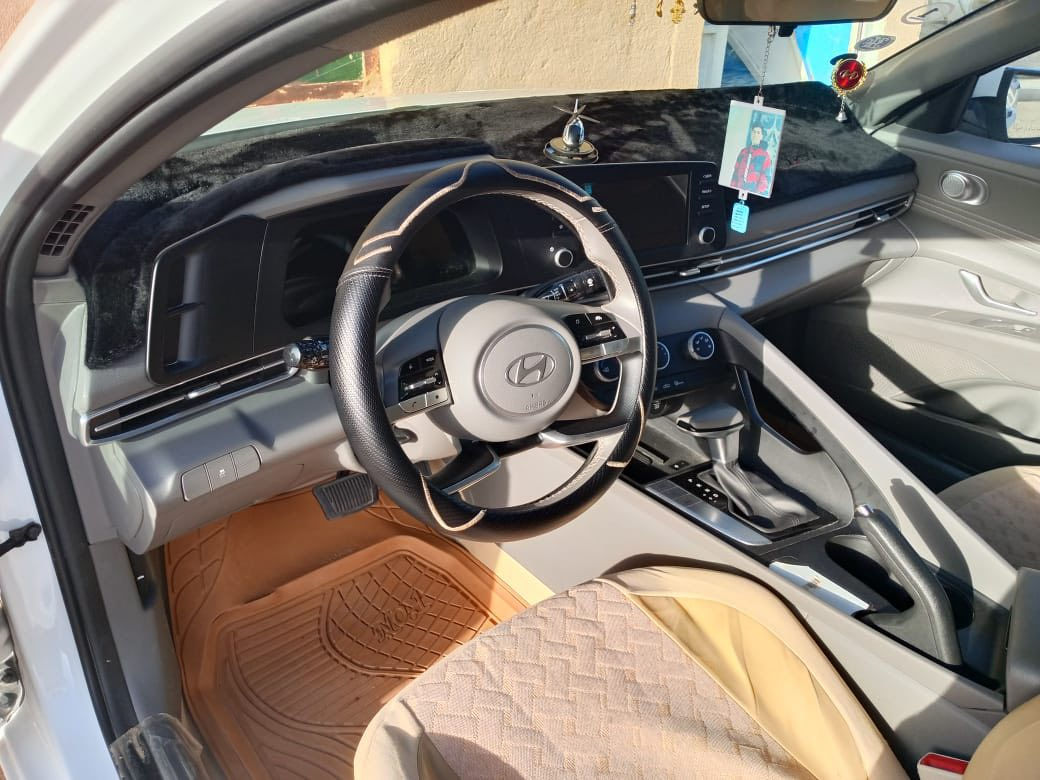 🚘 للبيع — هيونداي إلنترا 2024 وارد خليجي
✨ سيارة نظيفة جداً بحالة الوكالة، استخدام خفيف ومفولة بالكامل ✨

🔹 كوري وارد خليجي  
🔹 فل مواصفات 1/1  
🔹 محرك 2000 سي سي اقتصادي وعزم ممتاز  
🔹 فتحة سقف بانوراما  
🔹 حساسات أمامية وخلفية  
🔹 كاميرا خلفية عالية الدقة  
🔹 شاشة كبيرة متعددة الوسائط  
🔹 تشغيل بصمة + ستارت  
🔹 دخول ذكي بدون مفتاح  
🔹 مقاعد جلد فاخرة  
🔹 تحكم سكان  
🔹 مثبت سرعة  
🔹 نظام ECO لتوفير الوقود  
🔹 مكيف ثلج  
🔹 إنارة LED  
🔹 جنوط رياضية أصلية  
🔹 مرايا كهربائية مع طي  
🔹 زجاج كهربائي كامل  
🔹 وسائد هوائية  
🔹 ABS + نظام مانع الانزلاق  
🔹 USB / Bluetooth  
🔹 السيارة ما تحتاج أي صرف

💰 السعر: 175$ قابل للتفاوض البسيط للجادين فقط

📞 التواصل: ***********

ملاحظة انا مكلف في الشر جزاكم الله خير
