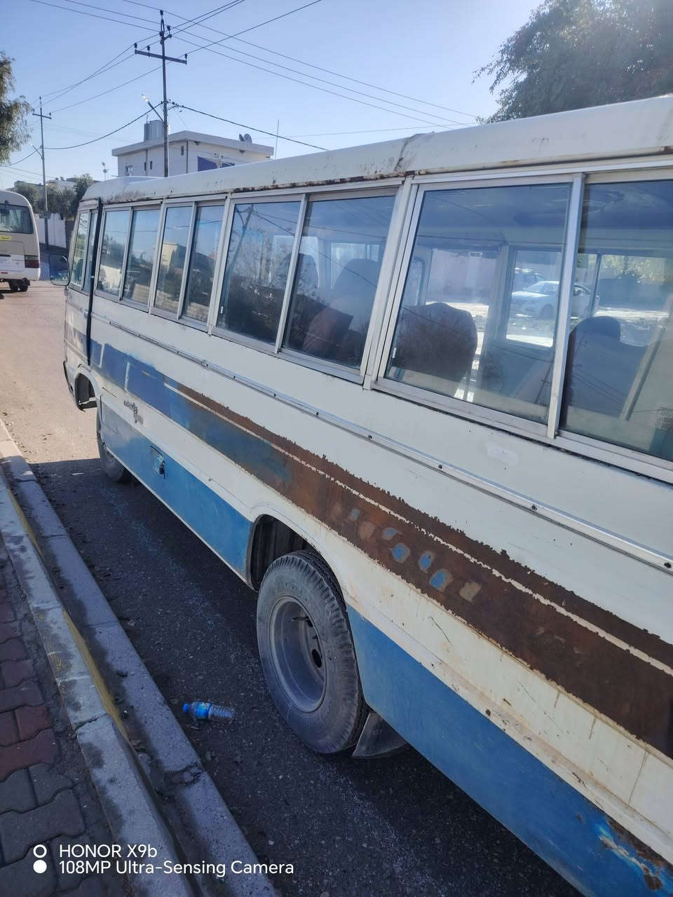 اسلام عليكم كوستر للبيع ٨٢ محرك ابلادي سته تايرات جديدسياره جاهزه صاحب اسنويه موجود رايدها ٤٥٠٠ *********** بيه مجال قليل
