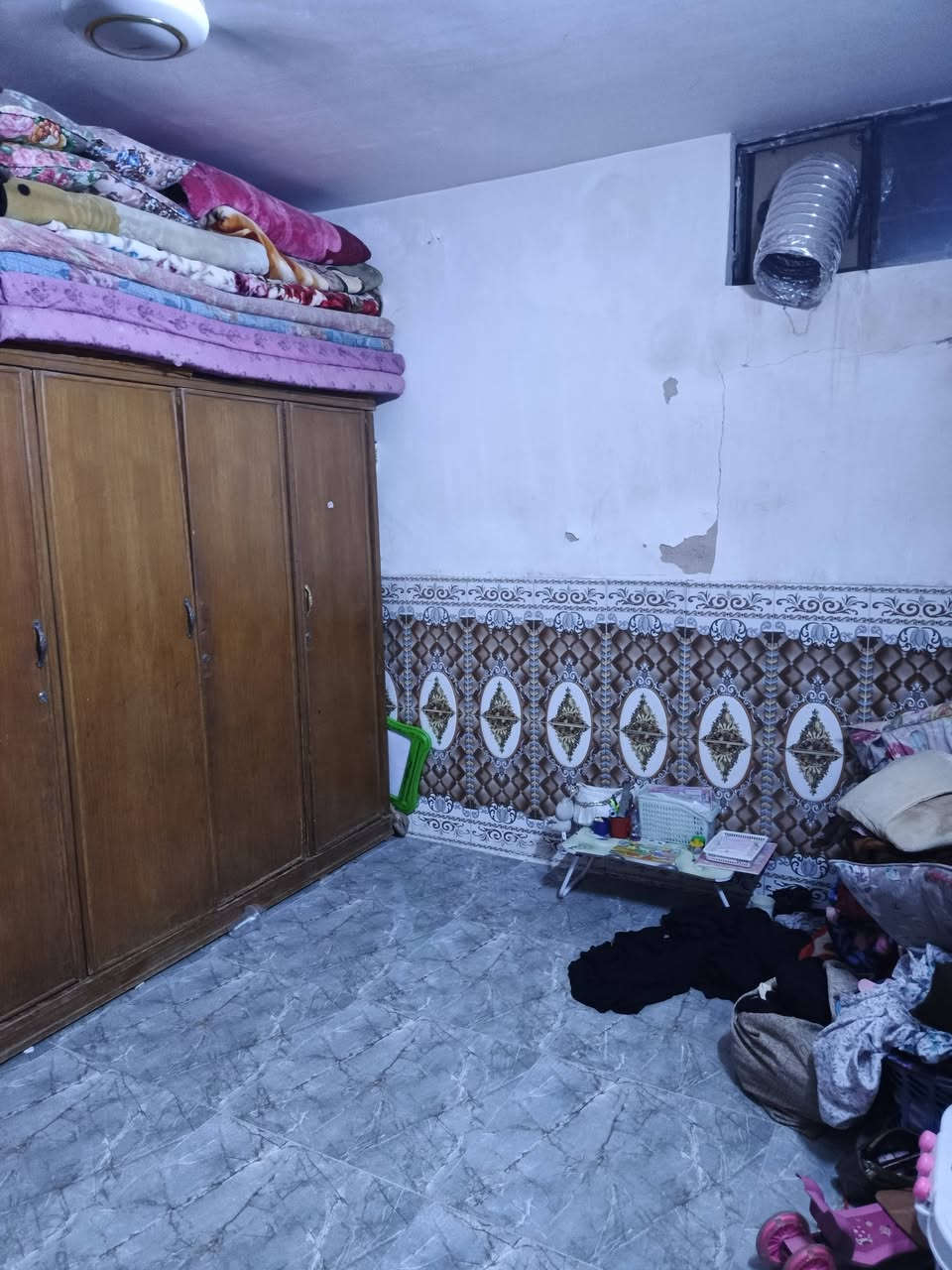 من رخصت مدير الكروب
بيت للبيع المساحة م 100 مربعة 8 ونص ونزال 12ونص
يحتوي على استقبال 4 ونص ×4   مطبخ 2 ×6 ونص
اثين غرف نوم صحيات اثنين البيت ناقص فقط سراميك مطبخ
موقع البيت السكلات العشرتلاف شارع الشبكة المنطقة تبليط
كهرباء مجاري كاملة السعر ٥٣ بي مجال قليل 
***********
