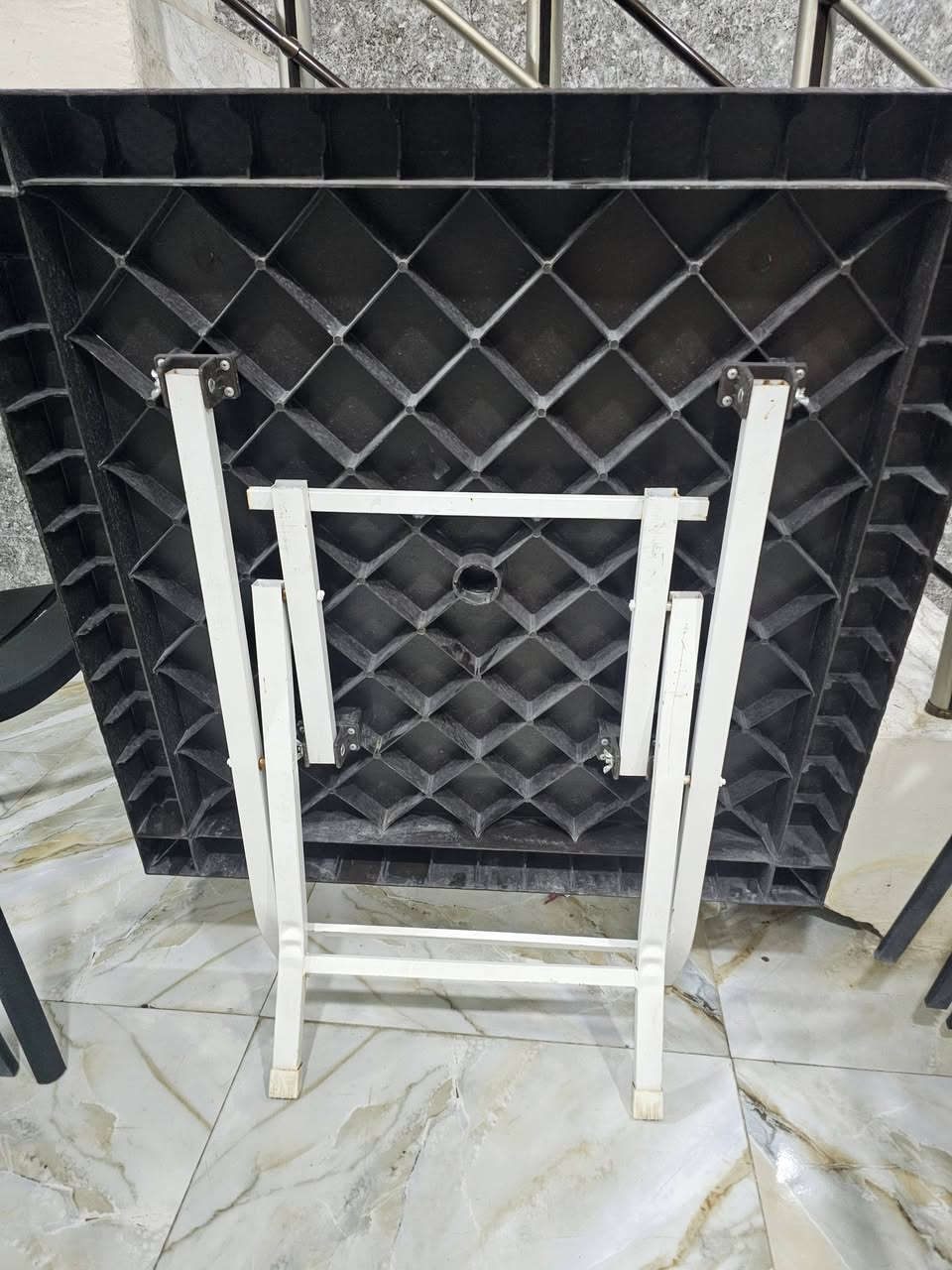 السلام عليكم
ميز طعام حجم كبير وكراسي عدد ٥  نوعيه زينه اصليات  سعرهن ١٠٠ عنوان بغداد البياع الشرطه الخامسه ***********واتساب
