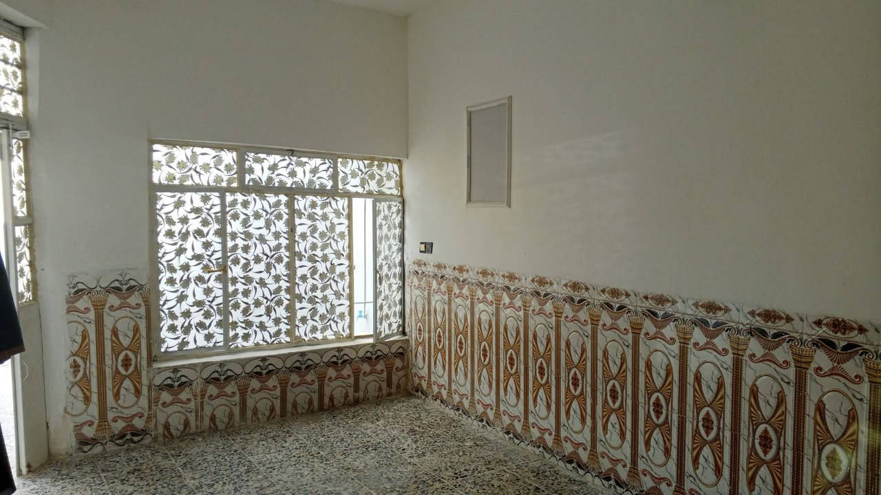 دار للبيع المساحة 100 متر زراعي مدينة الصدر حي طارق الوسط قرب مولدة بيت المري المحتويات: 
مساحة وحمام خارجي واستقبال وممر مطبخ صالة درج منور  حمام داخلي غرفة 
السعر:  58 وبي مجال 
للستفسار: ***********
