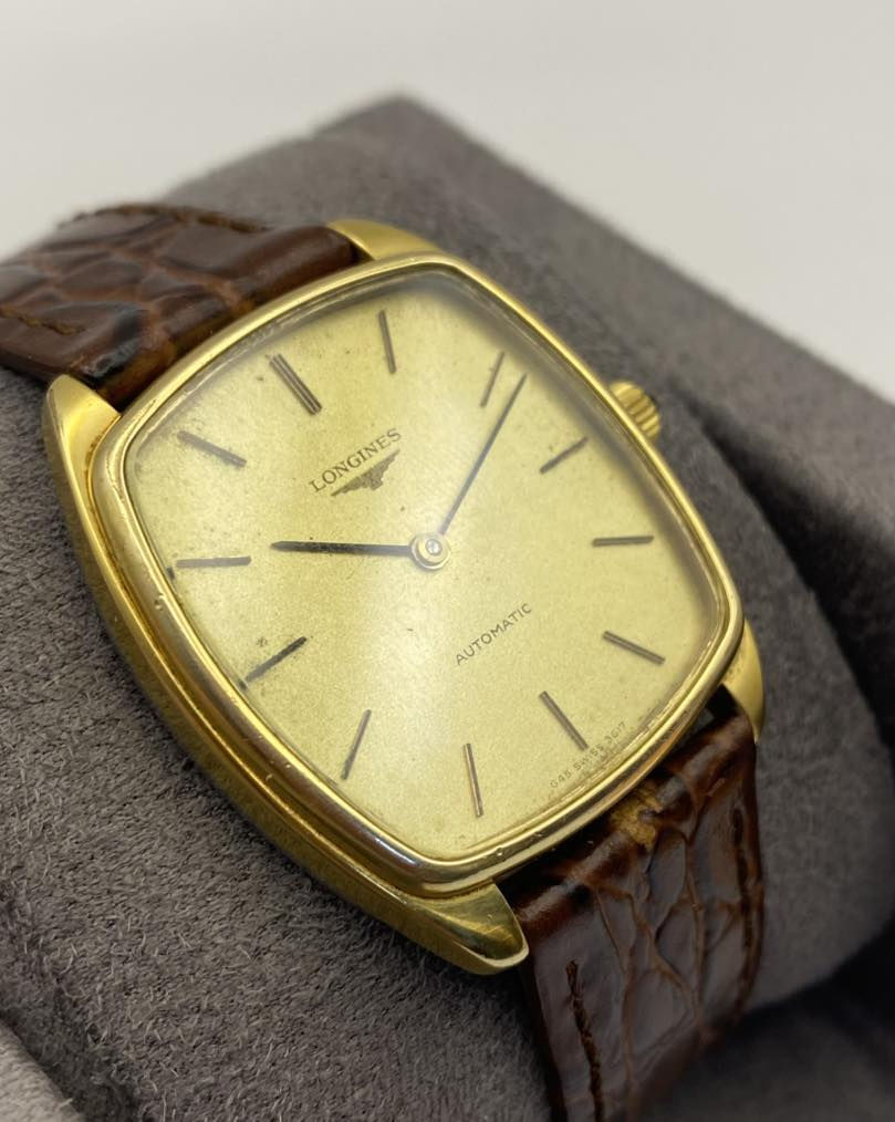 LONGINES 
اوتوماتيك 
نظافة مقبولة او جيدة 
سير لونجين صناعي 
بوك لونجين


**إذا كنت صاحب هذا الإعلان وتريد حذفه لأي سبب، رجاءا أرسل رسالة إلى الدعم الفني**