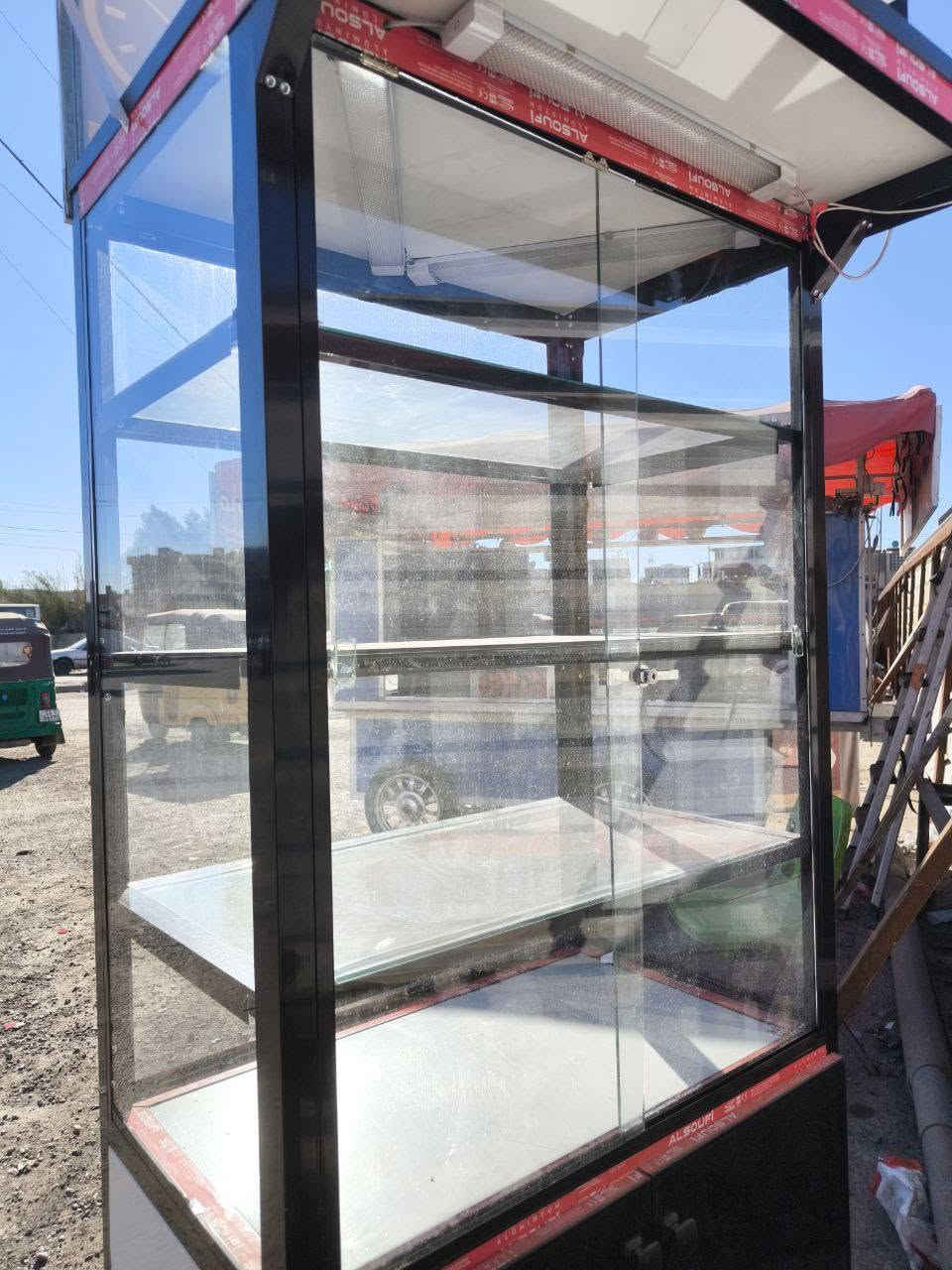 باترينة او عارضة زجاجية متحركة جديدة
تحتوي ع 4 رفوف زجاجيه  
وتحتوي ع تخزين 2 رف 
جميع الابواب تحتوي قفل 
سعره 400 الف 
مشتغل بيه فقط 4 ايام 
للتواصل رقم الواتساب :- ***********
مكاني الحرية
