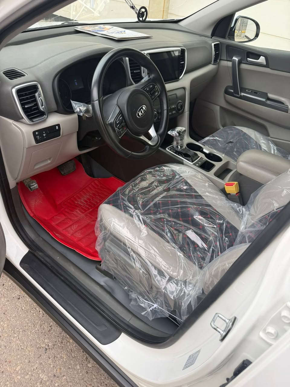 على بركة لله
سبورتج 2017 رقم اربيل وتحويل مباشر 
بيها بارد اباب الصدر شي بسيط وباقي السياره كفاله 
كير ومحرك كفاله شرط الفحص والسونار 
محرك 2000 دوش المرغوب 
فول تحكم استيرن
حساسات 
هاند بريك برجل 
قطعتين تبريد
السعر165  وبيه مجال 
مكان السياره الرمادي 
***********
