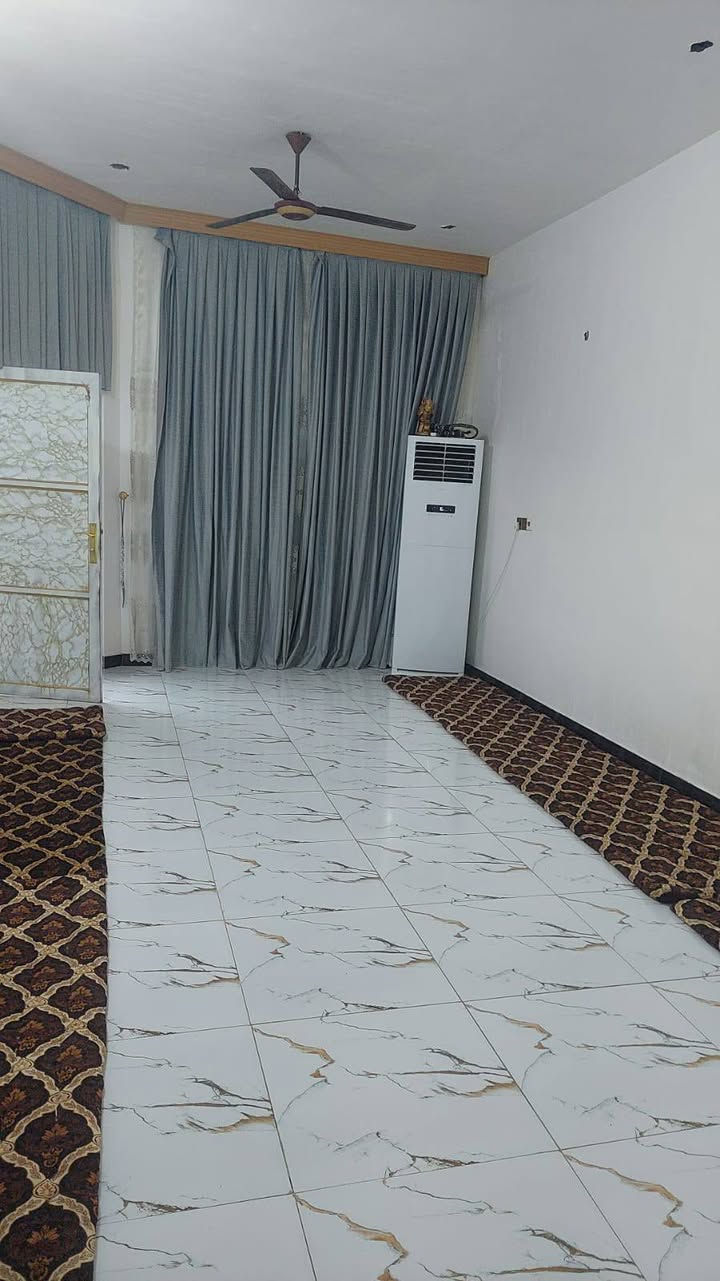 سلام وعليكم بيت للبيع 200 متر طابقين الطابق لثاني بعده ما كامل وره بيت عوين لبيت يتكون طارمه وستقبال وغرف ثنين جوه وصاله وحمام داخلي وخارجي وستقبال لطابق ثاني غرفه چبيره  ومطبغ وحمام وبسعر 61 وبي مجال البيت كله طابوق  للنتصال ***********
