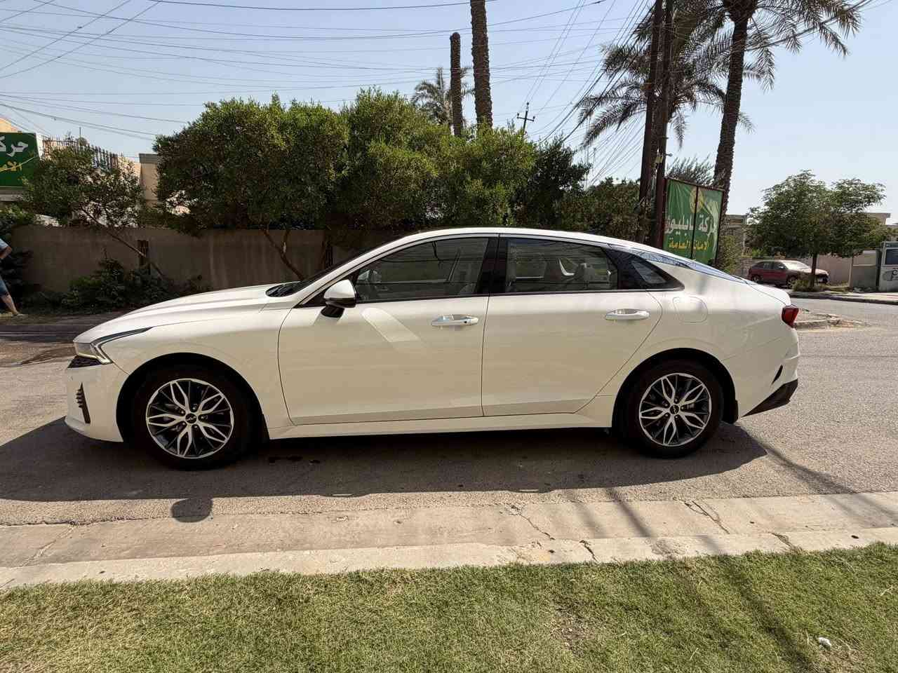 السلام عليكم k5 خليجي للبيع موديل 2022 مواصفات فول 1/1  رقم سليمانية بأسمي بصمة وتشغل عن بعد وبانوراما كشنات جلد كهرباء ماشية 122 لايت وبك لايت لد على طول البك لايت 5وضعيات قيادة السيارة بيها كصه البنيد بارد فقط بدون صبغ بدون دواخل ومناقصها اي شي السعر 185$ وبيها مجال  بسيط للاستفسار *********** بغداد حي الجامعة
