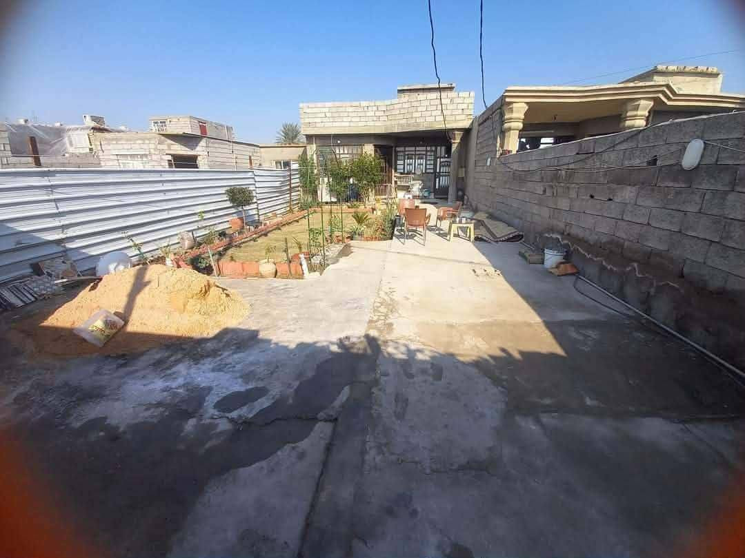 السلام عليكم يوجد لدينا دار للبيع مساحه 320 متر واجهه 8 ونزال 40 يحتوي الدار على ستقبال +مطبخ +صاله +غرف نوم عدد 2 +حمامات عدد 3 جميع الخدمات موجوده ماء وتبليط وكهرباء ومدارس نوع الملك قانون 117 العنوان بغداد الدوره مدخل البوعيثه الهواشة مقابل صيدلية البسمه الاستفسار اتصل على هاتف *********** /***********
