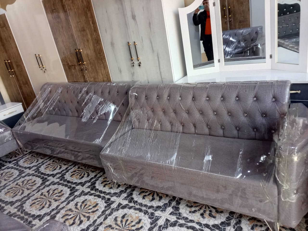 تخم ديوان ٩امتار مستخدم سبوعين تفصال شرط نضافه اي عيب مابيه السعر ٣٥٠ قفل الشراي  يتصل ع رقم *********** العنوان كركوك حي العروبه قرب جامع الامام علي
