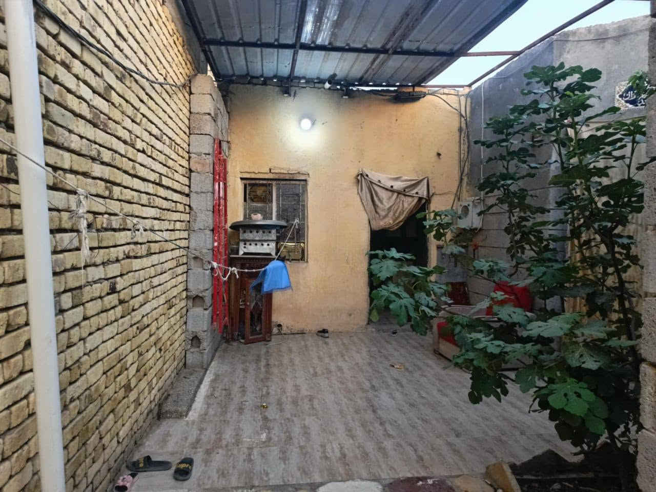بيت للبيع خلفي عرض دربونه 2 متر زراعي بل لإسكان الصناعي قرب مدرسة الحريه طريق حولي يحتوي ع صاله + غرفتين + مطبخ + استقبال + كراج 4 × 6 +حديقه+ بكافت خدمات ماي مجاري كهرباء وقريب ع مدرسه شارع تبليط مساحه 180 بناء بلوك كهربائي سعر 45 وبي مجال وتفاصيل أكثر متواجد واتسابب

***********
