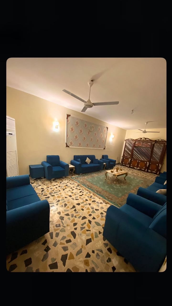 بيت للبيع السريدات القديمة مساحه330 الواجهه 10 يحتوي على 5 غرف نوم و4 حمام ومطبخ حار وبارد وحديقه وكراج واستقبال كبير وهول ومنور خلفي للاستفسار على الرقم***********
