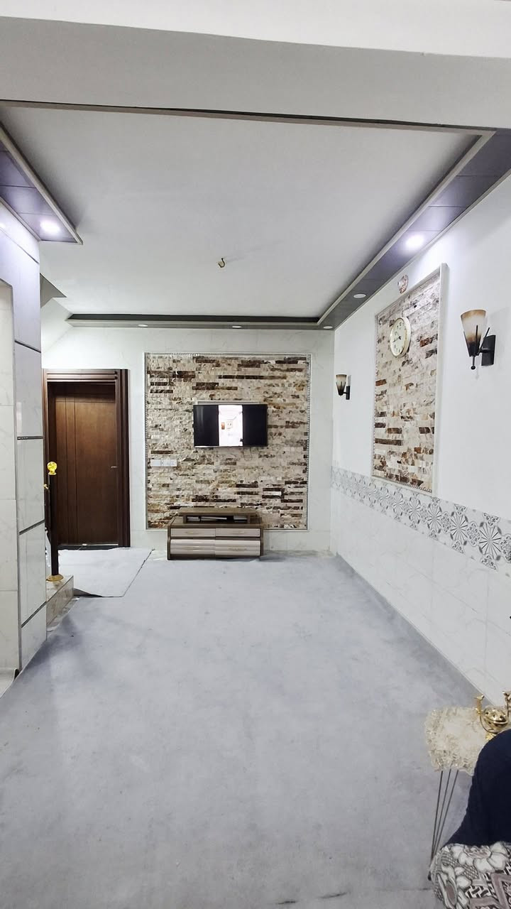 📍 حي سومر – خلف مدينة ألعاب ضوء القمر
(قريب من ساحة أبو مهدي المهندس)
📐 المساحة: 75 م²
🏗 البناء: طابوق جمهوري
📅 سنة البناء: 2021
🔹 البيت يتكوّن من طابق واحد:
▪ استقبال
▪ صالة
▪ مطبخ
▪ غرفة نوم
▪ مجمّع صحيات
▪ طارمة خارجية
🛣 الواجهة: 6 متر
🚗 شارع بعرض 8 متر مع أرصفة من الجانبين
✨ موقع هادئ وقريب من الخدمات
✨ مناسب للسكن العائلي أو للاستثمار
💰 السعر: 110 مليون دينار
🔁 قابل للتفاوض 
📲 للاستفسار واتساب أو مراسلة الصفحة
***********
#عقارات_كربلاء
#بيت_للبيع
#حي_سومر
