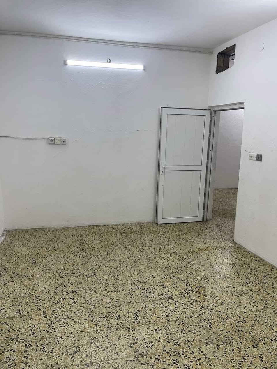 🏡 شقة للإيجار في حي الدركزلية
📍 الموقع: الدركزلية – الفرع المقابل لبانزينخانة الجزائر.

🔹 تتكون الشقة من:

* غرفتي نوم
* هول
* مطبخ
* حمام
* كهرباء وطنية
* ماء متوفر
* خط مولدة

مناسبة للعائلات وفي موقع هادئ وقريب من الخدمات.

📞 للاستفسار والاتصال:
***********@@
