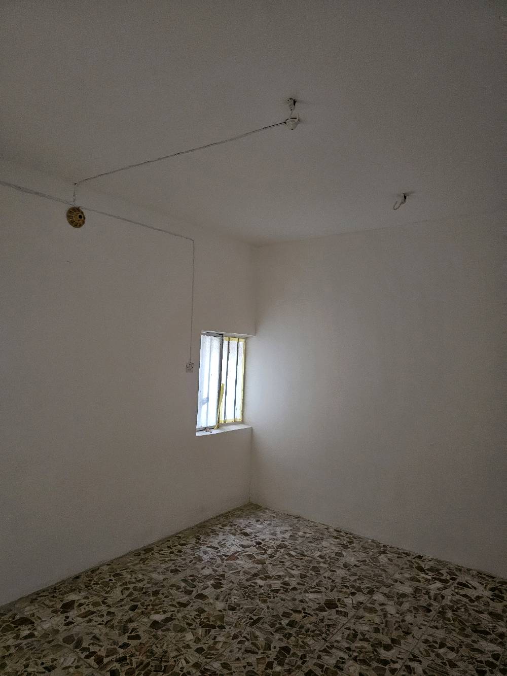 بيت 100للبيع طابق واحد..يحتوي على استقبال ومطبخ وصاله وغرفه السقف شيلمان البيت نظيف... النجف الحولي شارع 30 مقابل مركز صحي الفاو بالفرع قريب جداً للسوق والمدارس الجيران ذهب 74 وبي مجال.***********