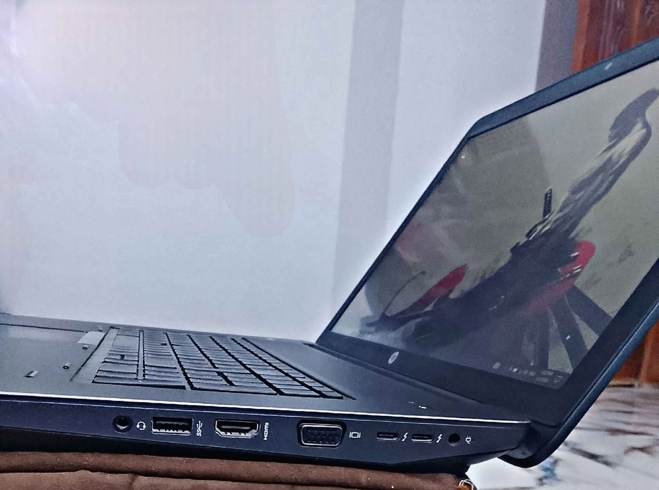 المواصفات :
المعالج: Intel Core i7-6820HQ (نسخة الأداء العالي).
الذاكرة: 16GB DDR4 RAM.
الهارد: 512GB SSD Samsung (سرعة عالية بالإقلاع والتحميل).
كارت الشاشة: NVIDIA Quadro M3000M بذاكرة 4GB GDDR5 (كارت مخصص للأعمال الثقيلة والألعاب).
الشاشة: 17.3 بوصة العملاقة لتجربة لعب ومشاهدة سينمائية.

🎮 قائمة الألعاب والبرامج الشغالة عليه
أولاً: البرامج الاحترافية:
Adobe Photoshop (أحدث نسخة): يعمل بسرعة فائقة في التصميم والمعالجة.
ثانياً: ألعاب القصة والغرافيك العالي (AAA):
God of War (الرابع والخامس)
Ghost of Tsushima & Horizon Zero Dawn
Uncharted 4 & The Witcher 3
Tomb Raider & Sekiro
ثالثاً: الألعاب التنافسية والرياضية:
GTA 5 & PUBG & Delta Force: 
Tekken 8
Battlefield 6 (طور القصة)
PES 2021 & eFootball (الحديثة):

الحاسبة بنظافة ممتازة جداً.
ويجيك منصب فيه برامج فوتوشوب مثل أكسل وادوبي فوتوشوب ...

النظام: ويندوز 10 برو .
💰 السعر: 350 ألف دينار 
متوفر توصيل
📍 للاستفسار والتواصل واتساب او خاص: *********** السماوا, المثنى
