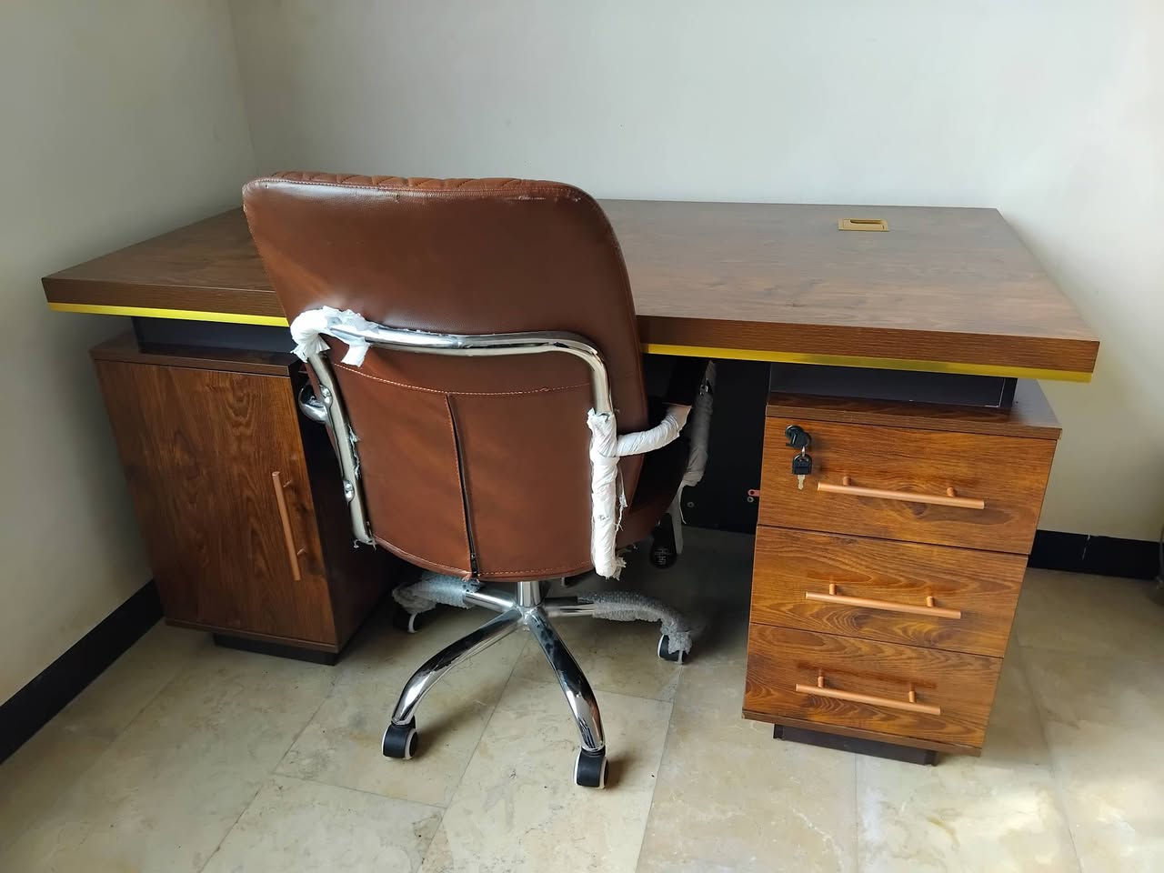 مًيَزٍ مًکْتٌبً مًعٌ کْرسِيَ دٍوٌآر جّدٍيَدٍ لَلَبًيَعٌ ***********
