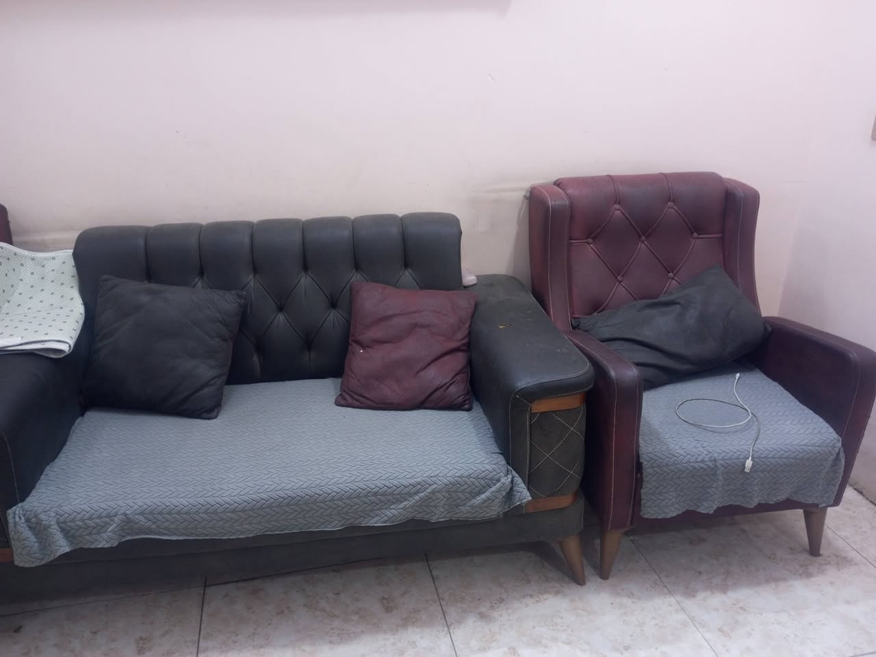 السلام عليكم تخم 7 مقاعد للبيع السعر250 
للاستفسار ***********
