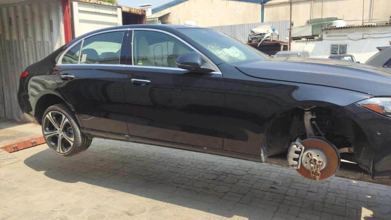 مارسيدس C300 2023
حادثها موضح بالصور حادث ببغداد جنطة وبدلتها بلادية نفس اللون 
ماشية 15.000m
مكانها بغداد 
سعرها38.000$
***********
