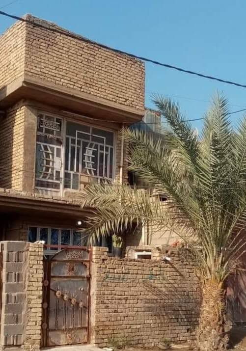 السلام عليكم بيت للبيع مساحه 100 متر نزل 20× 5 منطقه سبع قصور شارع ابو احمد بيت قبل ركن بي كافه الخدمات سند 25 يحتوي عله 4 غرف نوم مع استقبال ومطبخ وحولي وحمام وصحيات 2 لتواصل عله هذا رقم ***********
