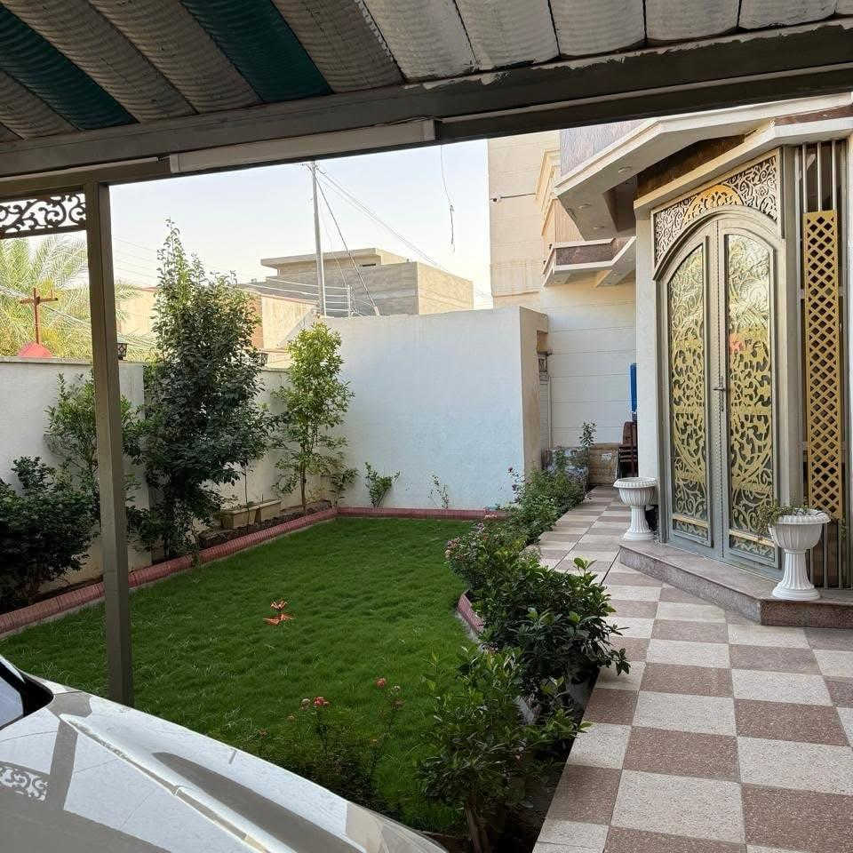 بسم الله وعلى بركة الله دار للبيع طابقين مسلح درجة اولى في الرمادي - الجمعية - قرب جامع اولي العزم مرقم بلديه مفوض للطابو المساحة 361 متر الوجه 16.5 متر الشارع 10 متر مبلط وخدمات كاملة . الدار درجة اولى سنة البناء 2022 * الطابق الاول يحتوي:  كلدور وديوانية كبيرة وصالتين وغرفتين نوم كبيرة ومطبخ حار وبارد ومجمع صحيات داخل وخارج وترك حرف L ومناور عدد 2 وحديقة وكراج كبير ومخزن.  الطابق الثاني يحتوي:  صاله كبيرة وثلاث غرف نوم كبيرة وبلكونات عدد 2 ومجمع صحيات وغسالات  بناء الطابق الاول حجر وسمنت بناء الطابق الثاني طابوق احمر الارضية بورسلين المطبخ والصحيات سيراميك هندي . حزام سيراميك 1.20 متر . الدرج كرانيت مع سيراميك لحد السقف . الشبابيك المنيوم عوازل بالاضافه الى سطح اول وسطح ثاني في الطابق الثاني:  السطح الاول بورسلين السطح الثاني مادة عازلة . يأتي مع الدار كاونتر وسبالت عدد 3 * للمعاينة والاتفاق متوفر واتساب   ***********   لإستقبال عروضكم العقارية بيع ايجار  سكني تجاري زراعي تواصلو واتساب فقط 👇 *********** أعلن معنا لضمان وصول إعلانك لأشخاص مهتمين بشراء عقاراتكم  👍  مع تحيات  عقارات T . A . G . . . #تسويق_عقاري #عقارات #عقارات_الرمادي 
