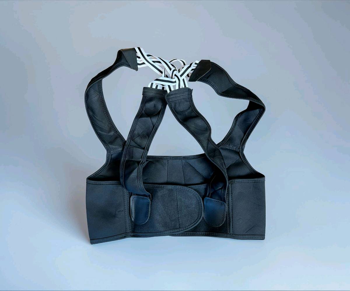 حزام دعم وتصحيح استقامة الظهر والكتفين الطبي (Molded Compression Vest YIMYZ-3003)

الاستخدامات

تصحيح انحناء الظهر والكتفين.

دعم العمود الفقري أثناء الجلوس الطويل أو العمل المكتبي.

تقليل آلام الظهر والكتفين الناتجة عن الوضعية الخاطئة.

مناسب للاستخدام اليومي في المنزل، العمل، أو أثناء التمارين الخفيفة.

يساعد على تحسين المظهر العام واستقامة الجسم.

المميزات

تصميم Molded Compression داعم للظهر والخصر.

أشرطة مطاطية متقاطعة خلفية لشد الكتفين للخلف بشكل تدريجي.

قماش مرن ومريح وقابل للتنفس.

حزام خصر مدمج لدعم إضافي لمنطقة أسفل الظهر.

إغلاق فيلكرو قابل للتعديل حسب مقاس الجسم.

يساعد على بناء "Muscle Memory" للحفاظ على الوضعية الصحيحة.

موديل المنتج: YIMYZ-3003.

بلد المنشأ: الصين.

قياس الكيس: 18 × 22 × 4 سم.

محتويات الصندوق

حزام دعم الظهر.

كيس تغليف بلاستيكي.

الملاحظات

يُفضل اختيار مقاس أكبر بدرجة من مقاس الملابس المعتاد.

يُستخدم تدريجياً (1-7 أيام تأقلم، ثم زيادة الشد تدريجياً).

يُغسل يدوياً بماء فاتر.

لا يُستخدم داخل الغسالة أو المجفف.

يُجفف في الظل.