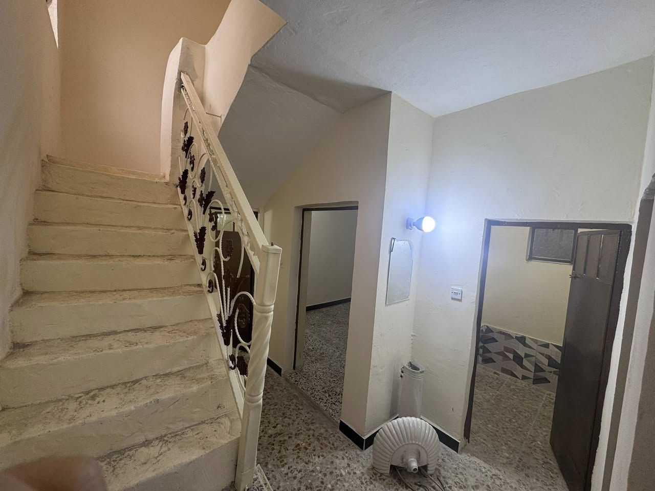 دار للايجار مساحة 130 متر طابق واحد يحتوي على استقبال + هول+غرفة نوم +مطبخ وصاله وصحيات وبيتونة ترميم جديد 
العنوان الامين الارامل خلف دكتورة فريدة  السعر 550 الف
مكلف بالنشر ***********
