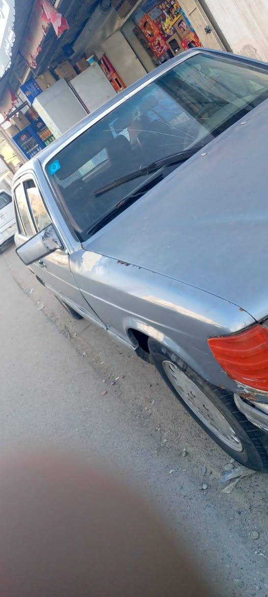 السلام عليكم مارسيدس رئاسي 300 نضيفه بس الجنطه كما موضح ب الصورة تحويل ومابيها اي نقص مكينه 2500 كير جدد السعر ٢٠ *********** فقط واتساب مستعجل
