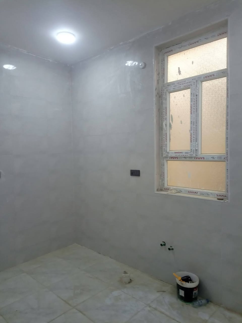 بيت للبيع 100 متر امامي ثالث بيت عن الركن عن شارع 20 الرئيسي قرب المدارس الصينيه الابتدائيه والمتوسطه بيت يبعد عن المدارس 20 متر بناء طابوك كونكريت مسلح بناء جديد غرفه وصاله وديوانيه ومنور وصحيات واستقبال البيت كامل جاهز للسكن طابو صرف ثاني يوم المداور العنوان الكامل تضحيه نهايه الشارع العياده حي الكرامه كافه الخدمات موجوده وسكن موجود السعر 97رقم الهاتف ***********
